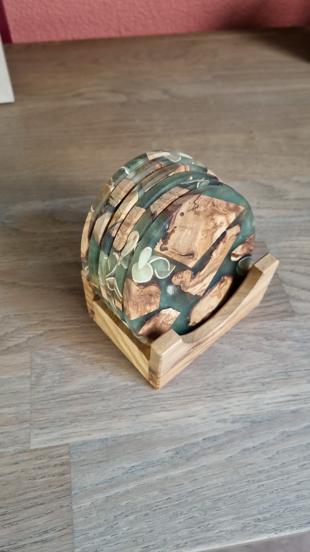 olijfhout, schilletjes van pistache nootjes en epoxy 